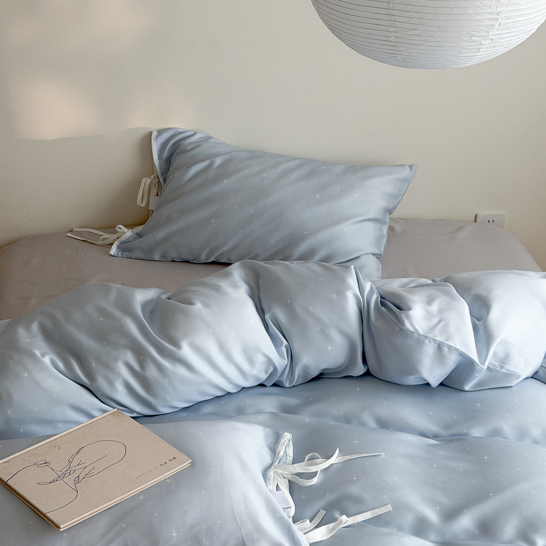 Bedding set with fine star pattern and pillow tie ribbons
