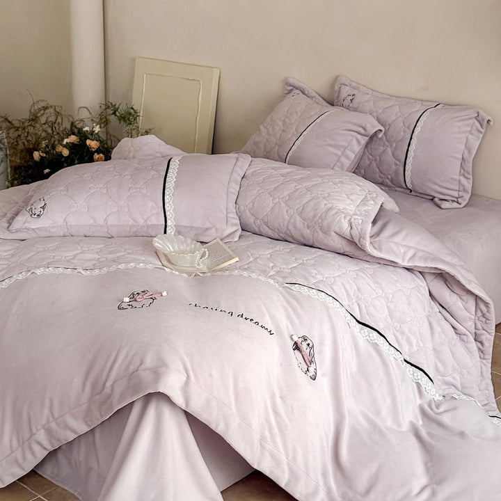 Quilted bedding set with velvet look, quilted heart pattern and lace border