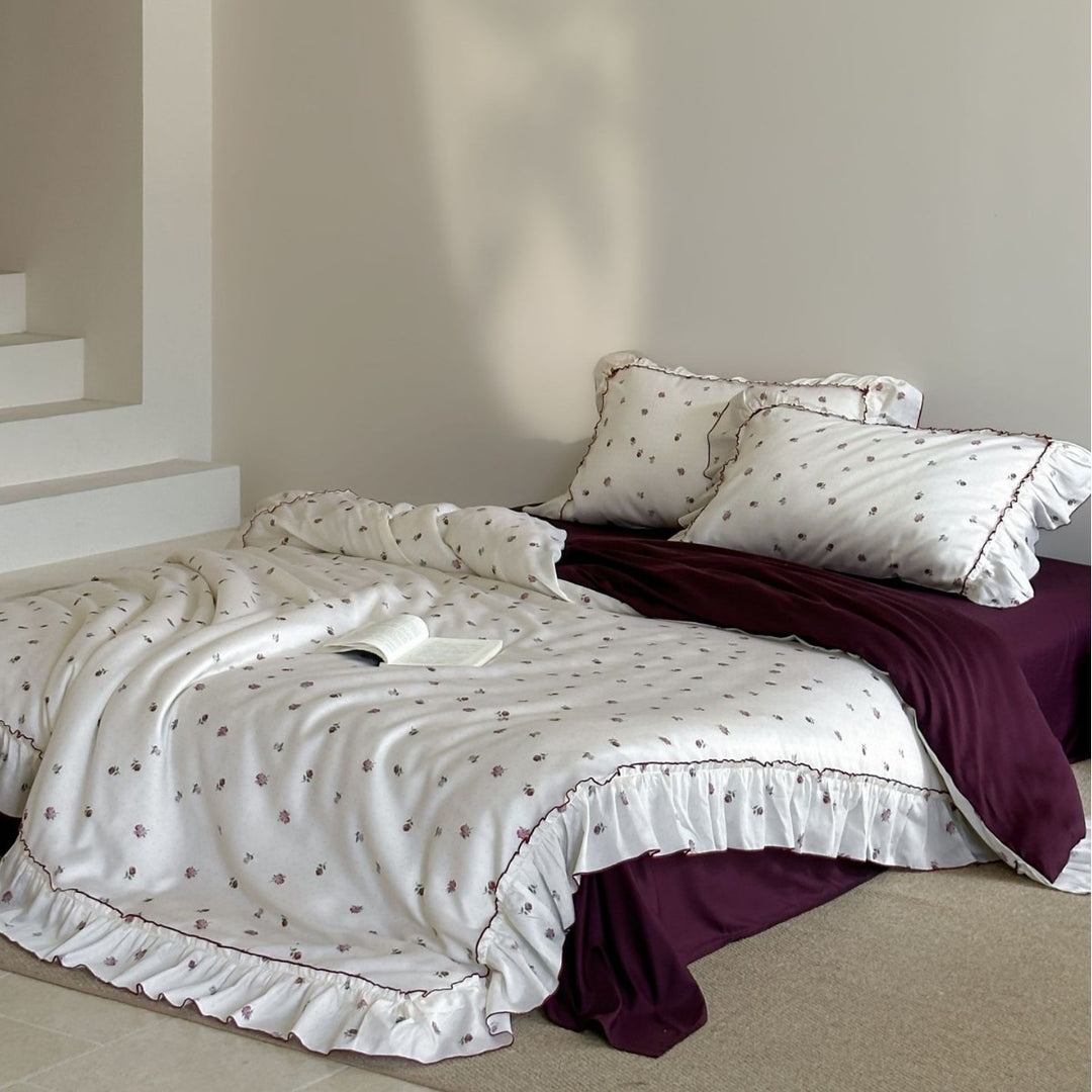 Duvet cover set in vintage rose print with ruffles and fine cotton satin quality