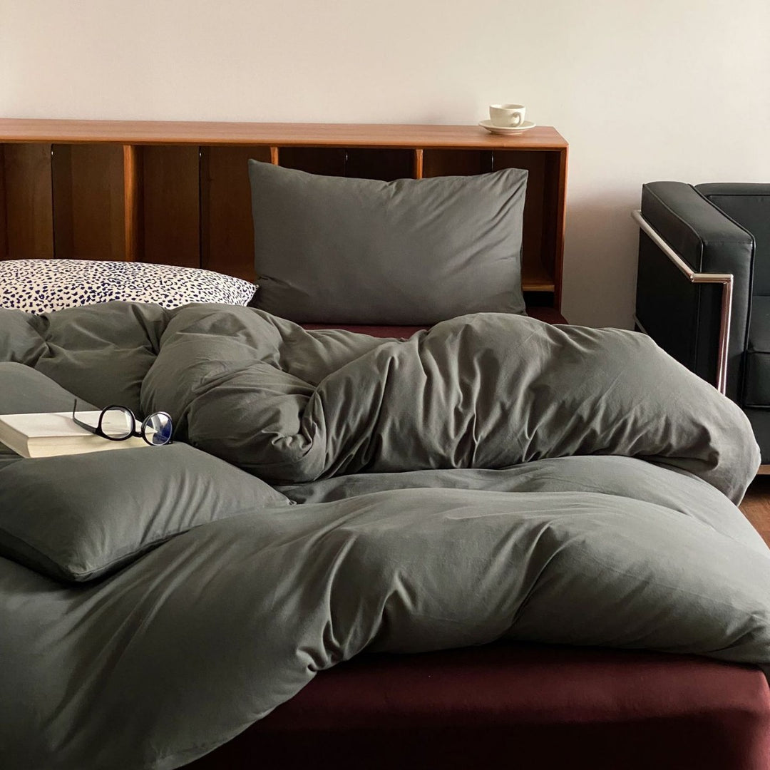 Breathable reversible bedding set made of organic cotton with light quilt and pillowcases