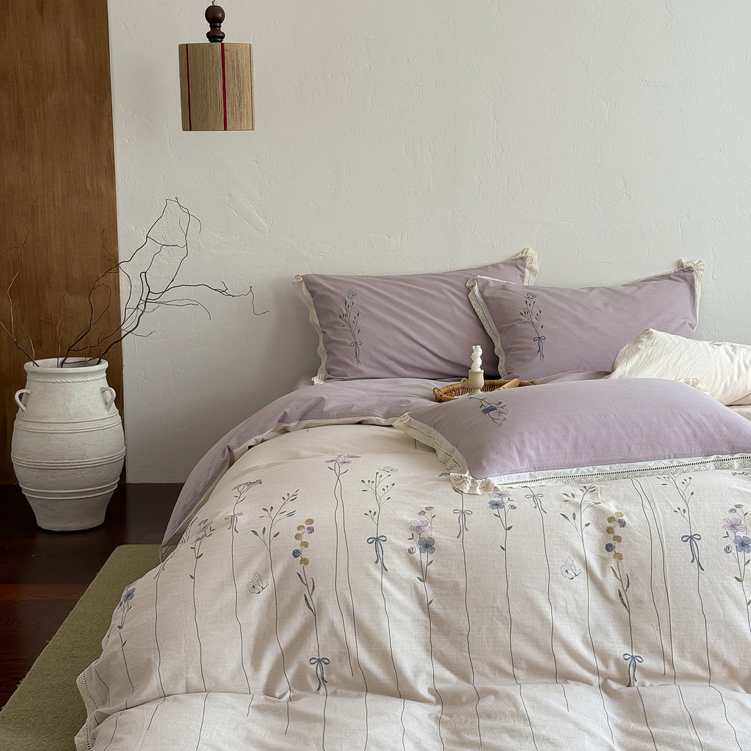 Bedding set with ruffle edge and delicate floral print