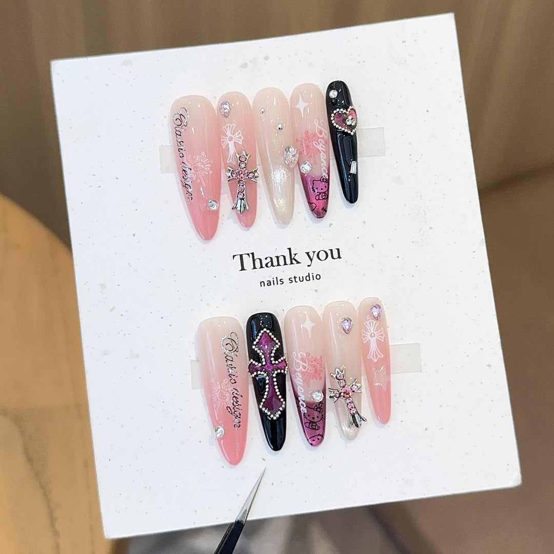 Artificial nails with glamorous accents and sparkling embellishments Stornfield