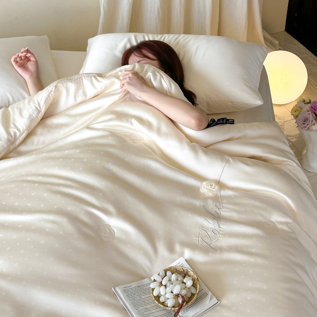 Quilted year-round duvet with rose appliqué and embroidered lettering