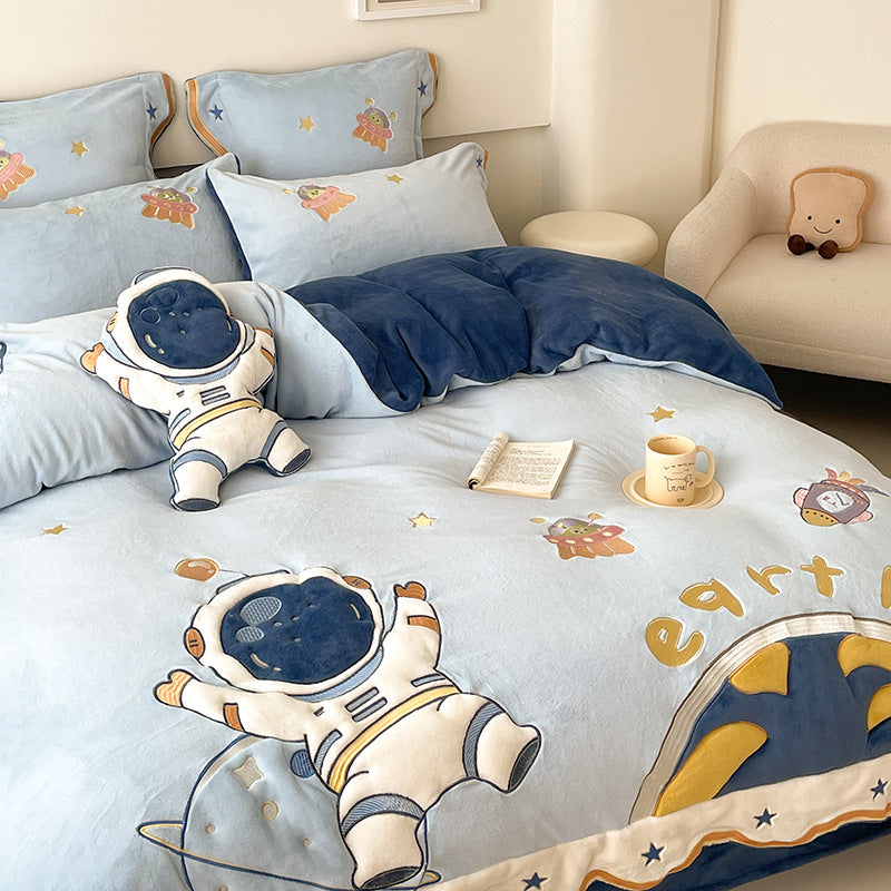 Cozy reversible duvet cover set with astronaut appliqué and velour lining