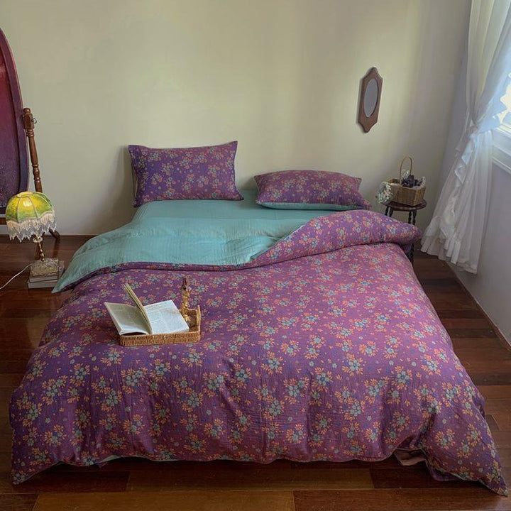 Reversible bedding set made of cotton-linen with delicate floral print and quilted blanket