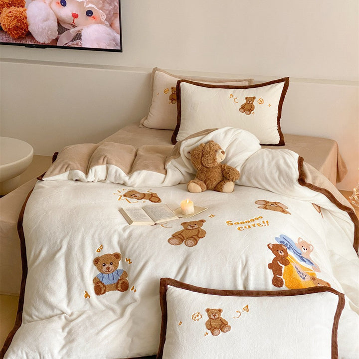 Cuddly duvet cover set with embroidered teddy bear motifs