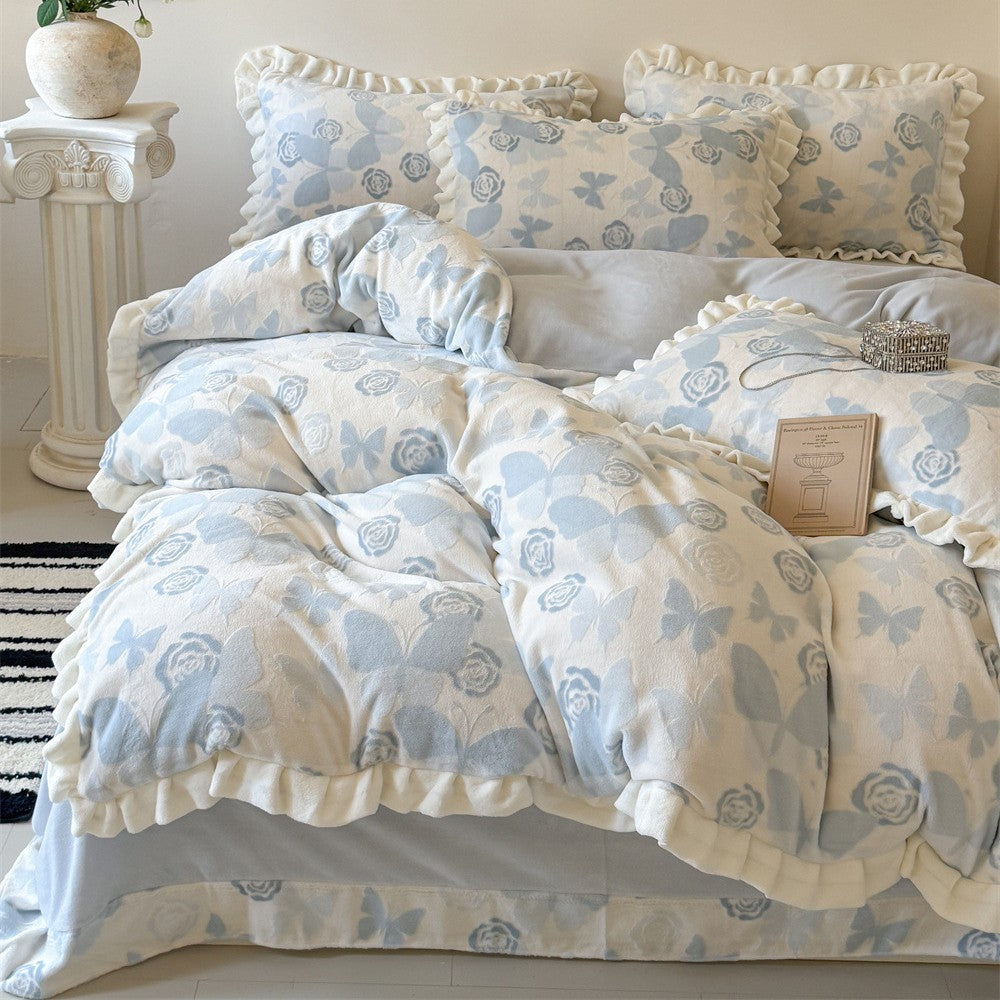 Bedding set made of soft cotton muslin with ruffle, quilted blanket and decorative pillowcases