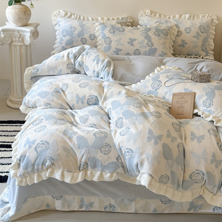 Bedding set made of soft cotton muslin with ruffle, quilted blanket and decorative pillowcases