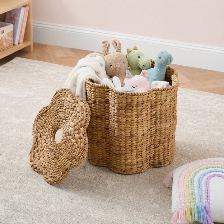 Chair made of braided natural material Stornfield