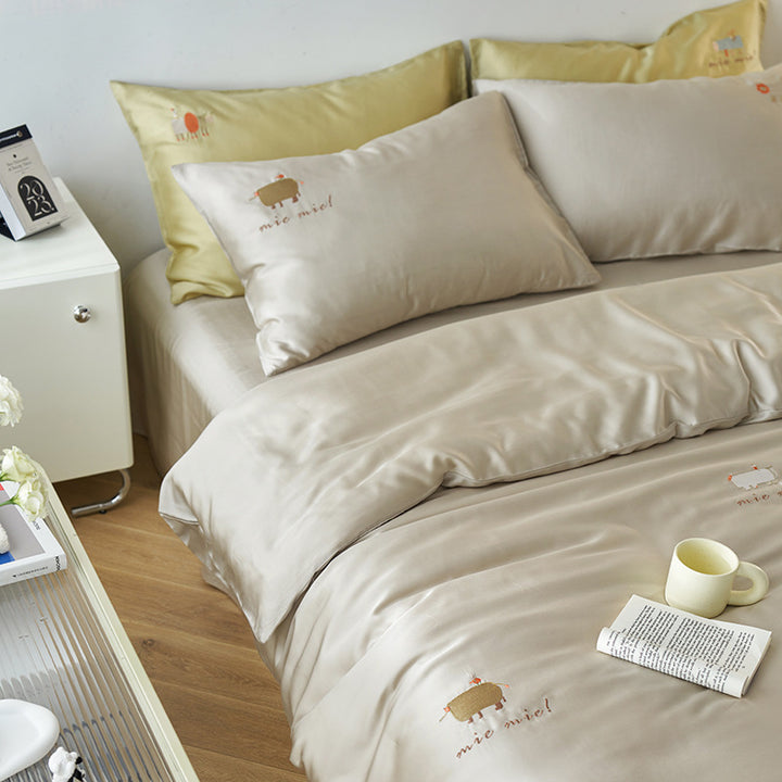 Reversible bedding set made of cotton percale with finely embroidered breakfast motifs