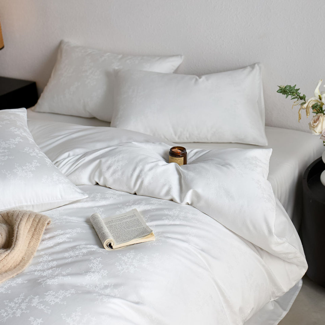Fine cotton satin bedding set with tulip jacquard structure and hotel closure