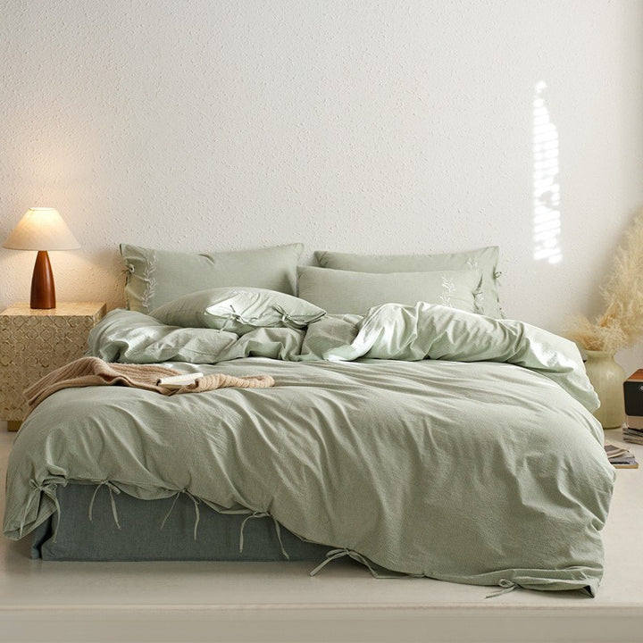 Cotton muslin bedding set with ties, soft muslin structure and breathable linen look