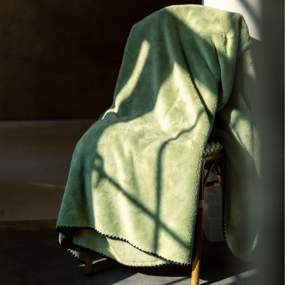 Plush Microfleece Throw Blanket with Reinforced Whipstitch Edge