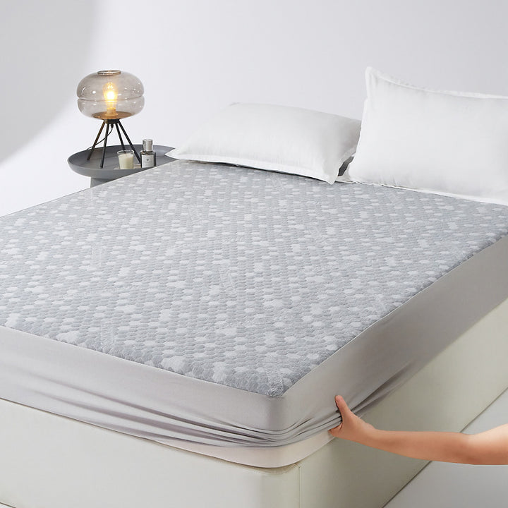 Non-slip tension mattress protector with climate-regulating jacquard surface