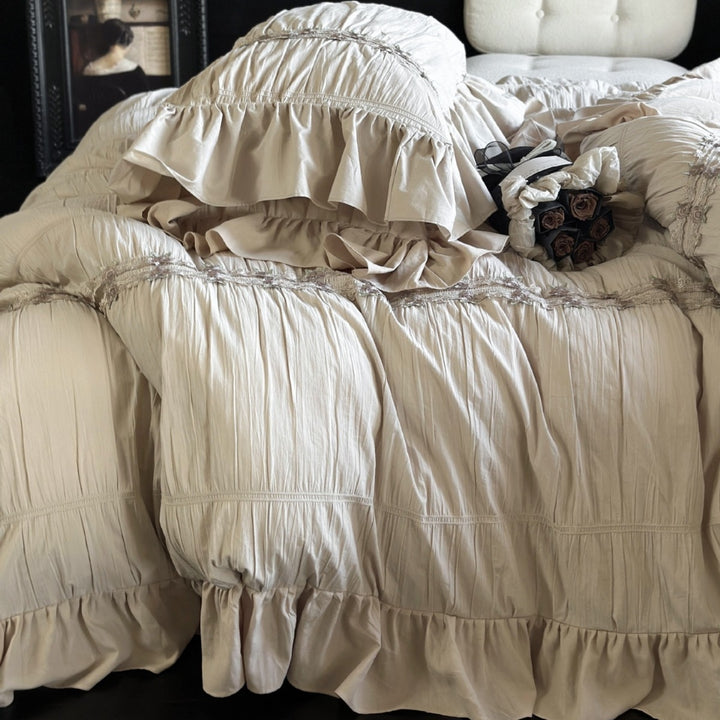 Romantic ruffle bedding set made of cotton muslin with flounce details