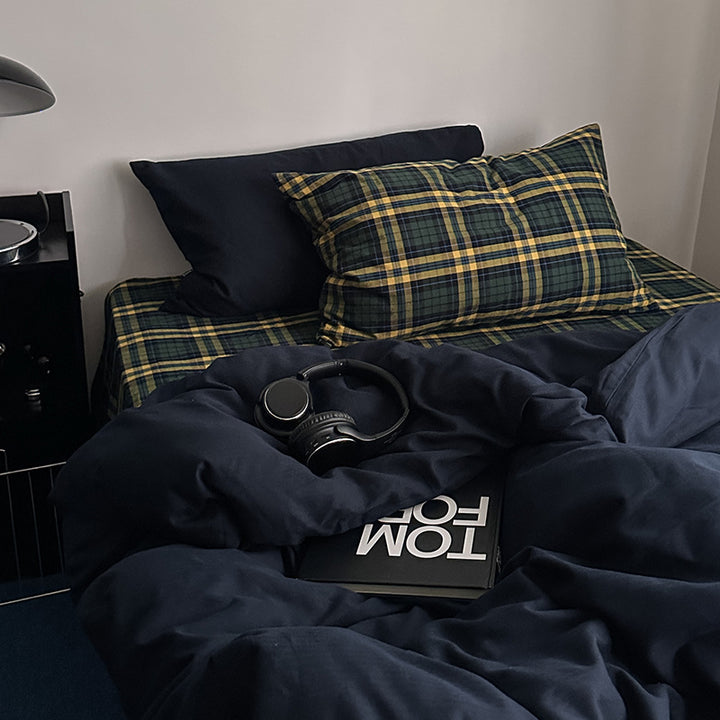Checked bedding set made of linen-cotton mix with fitted sheet and pillowcases
