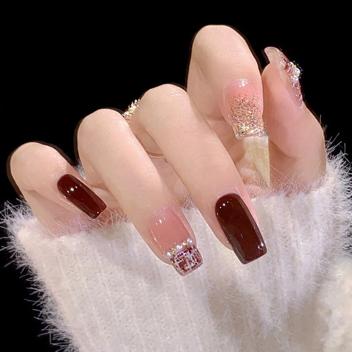 Fashionable artificial nails with glitter details Stornfield