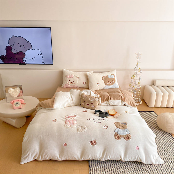 Cuddly duvet cover set with embroidered teddy bear motifs