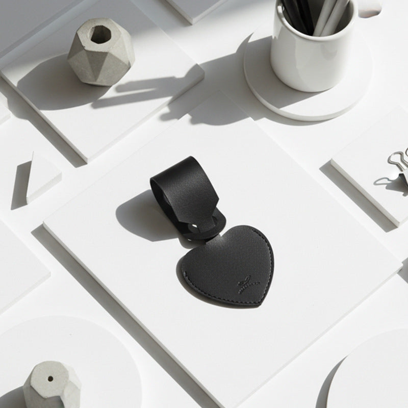 heart-shaped leather luggage tag with adjustable loop Stornfield