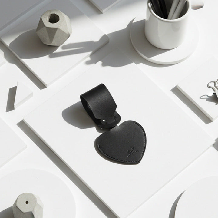 heart-shaped leather luggage tag with adjustable loop Stornfield