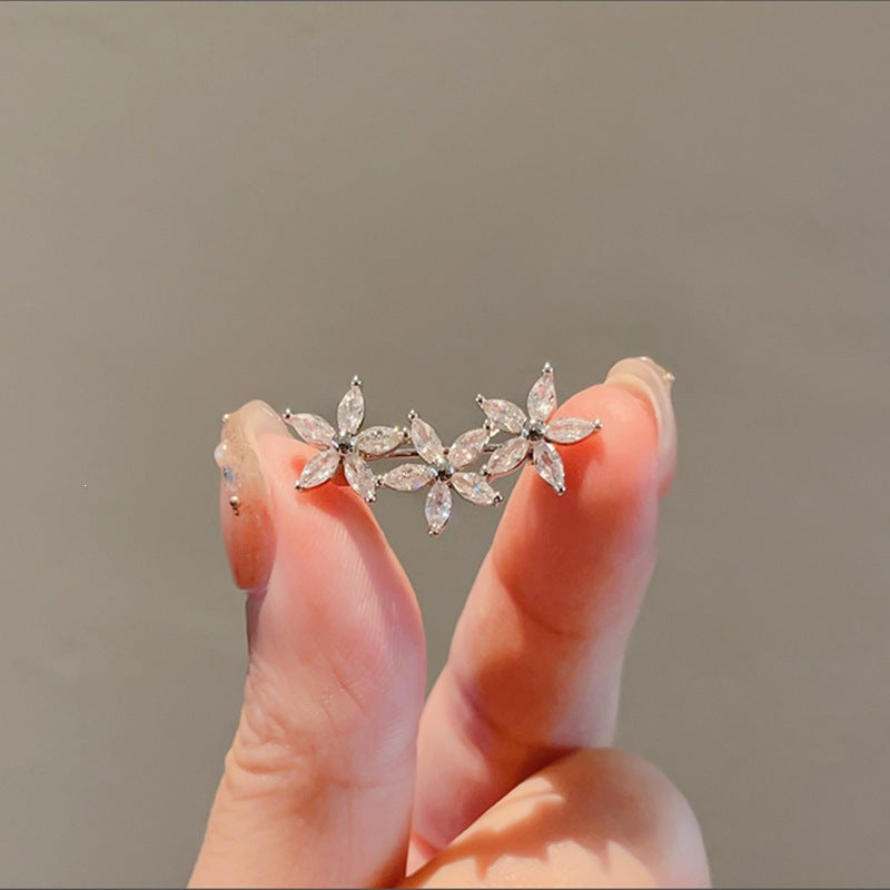 Flower brooch made of radiant gemstones Stornfield