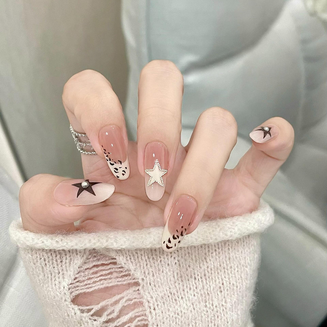 Artificial Nail Design with Festive Star Motif Stornfield