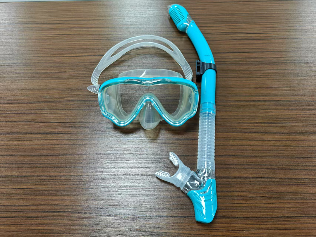 Diving mask with anti-fog technology and wide field of vision Stornfield