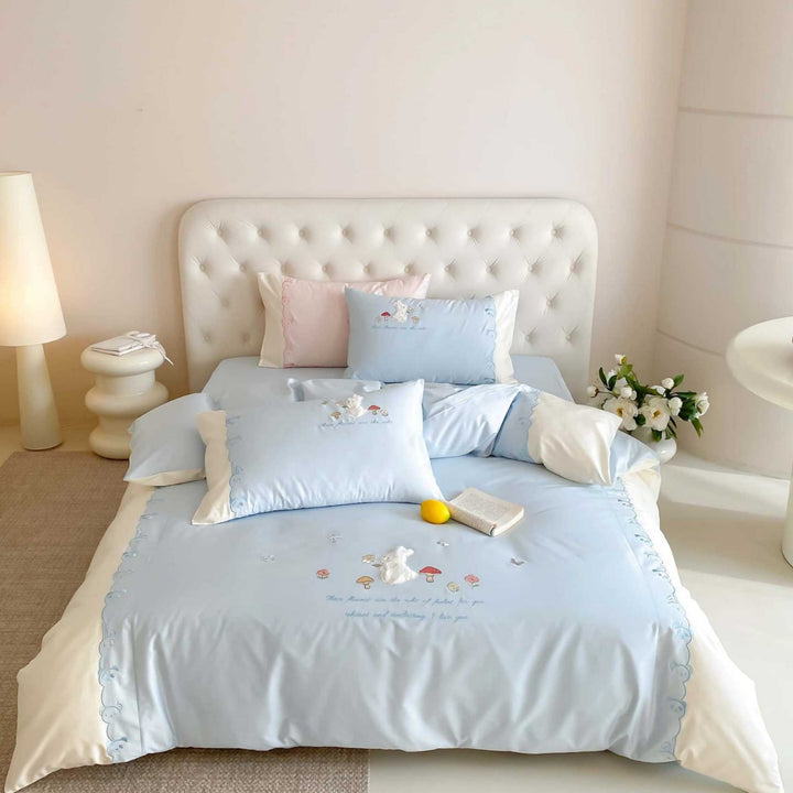 Reversible children's bedding set made of cotton satin with three-dimensional plush appliqué and embroidered mushroom motif