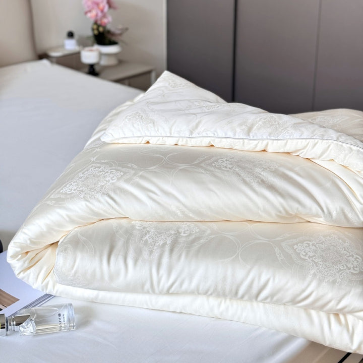 Lightweight all-season quilt with jacquard pattern and breathable fiber filling