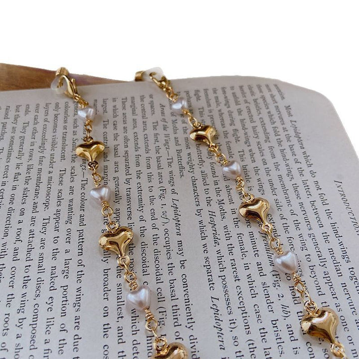 Fashionable necklace with pearls and golden accents Stornfield