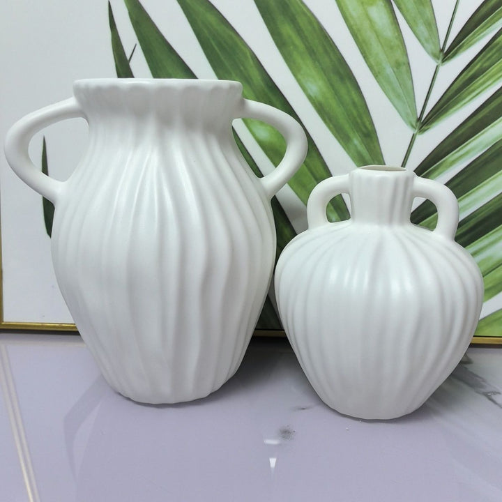 Elegant Ribbed Decorative Vase Stornfeild