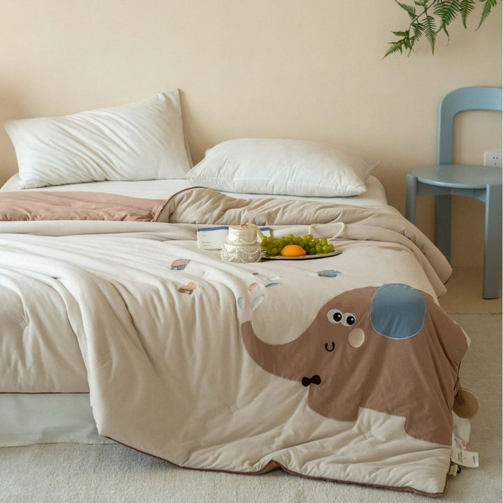 Children's quilt with cute bear appliqué and soft filling