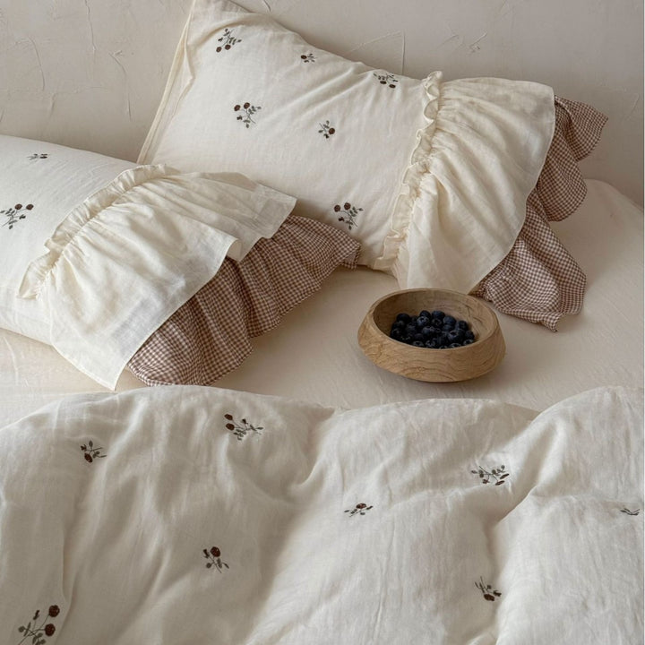Light cotton-linen bedding set with ruffle, delicate embroidery and checked bed skirt