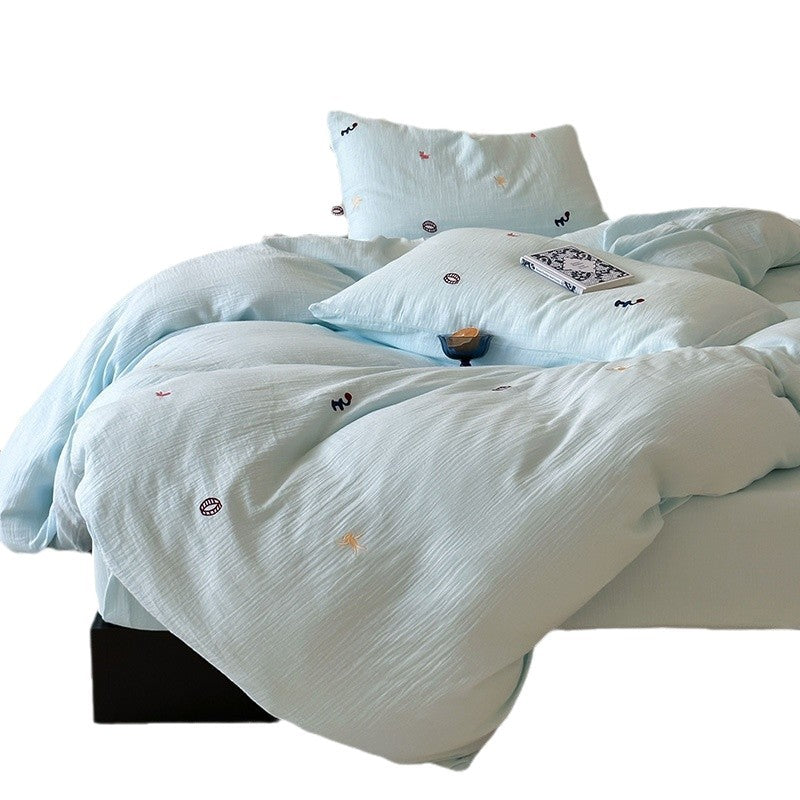 Bedding set made of cotton muslin with subtle embroidery patterns and extra-soft quilted texture