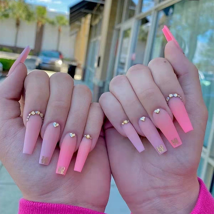Nail set with enchanting heart details Stornfield