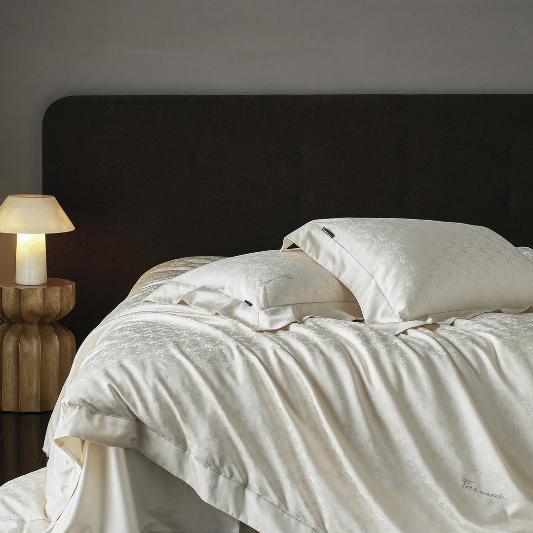 Premium bedding set with fine jacquard pattern and hotel closure Stornfield