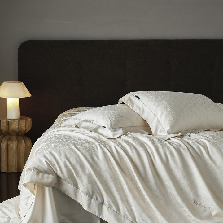 Premium bedding set with fine jacquard pattern and hotel closure Stornfield