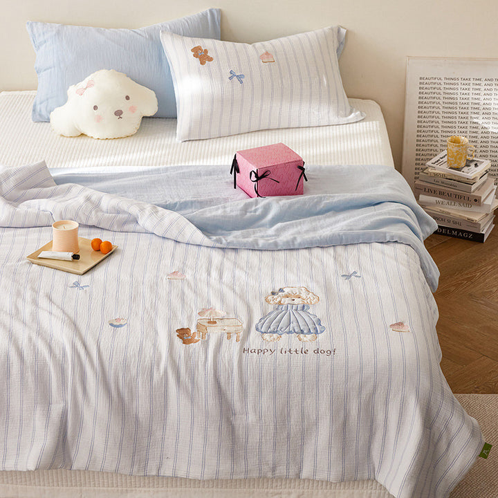 Quilted bedding and throw set with appliquéd plush puppy made of cotton muslin