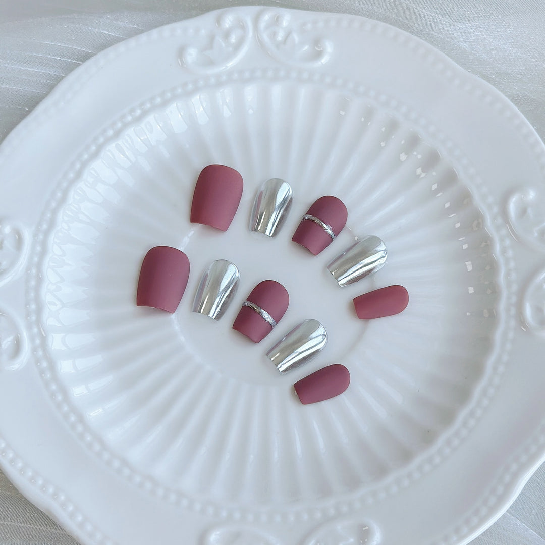 Decorative Press-On Nail Art Set with Metallic and Matte Finish