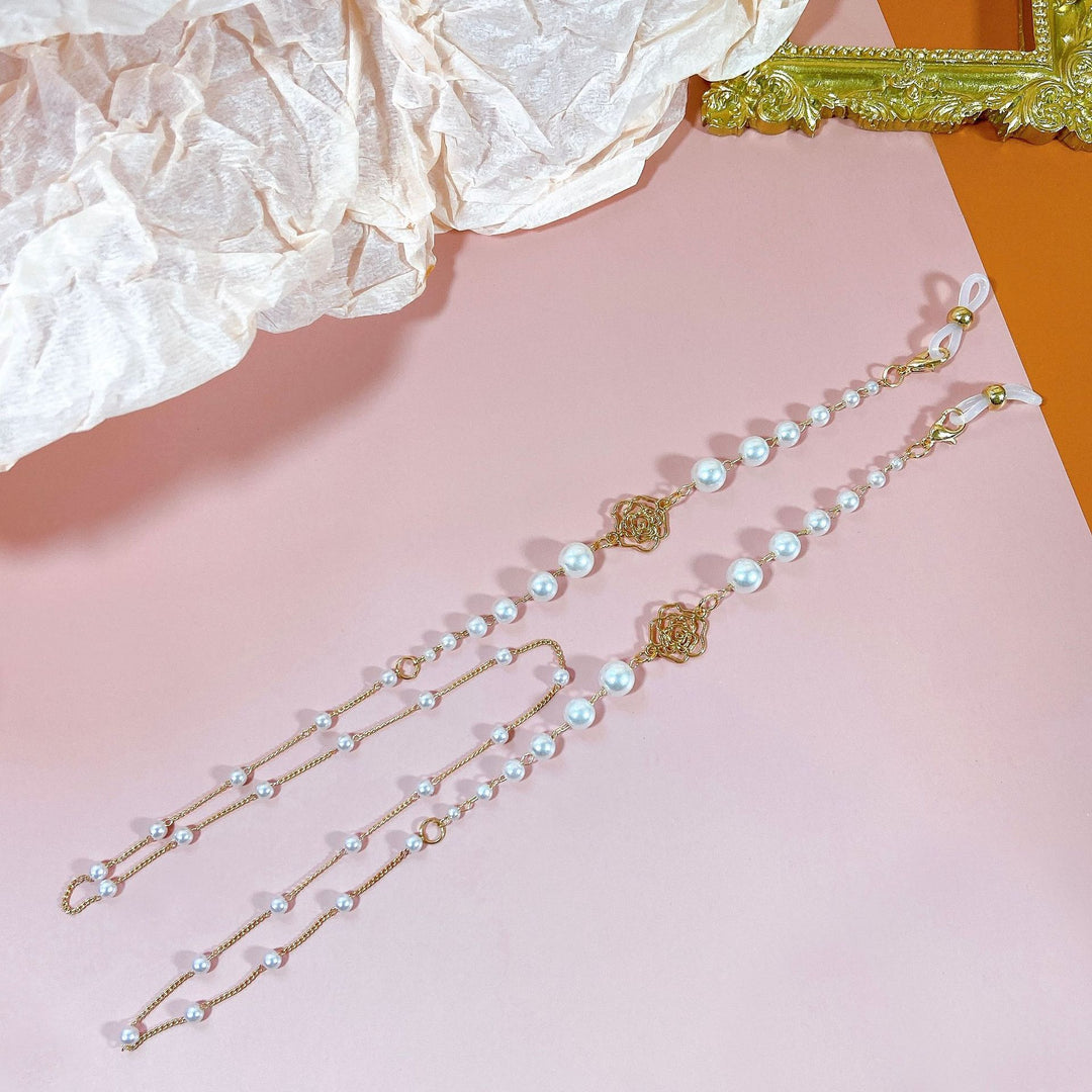 Sparkling glasses holder chain with pearls and floral pendants Stornfield