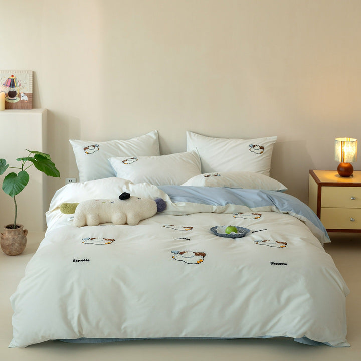 Embroidered cotton bedding set with Christmas tree and wreath emblems