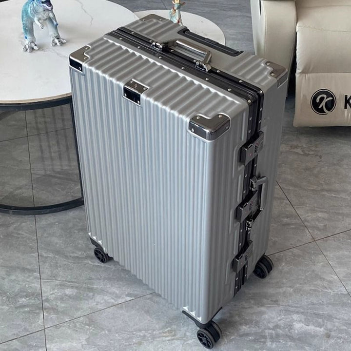 Hard-shell suitcase with integrated combination lock and silent wheels Stornfield