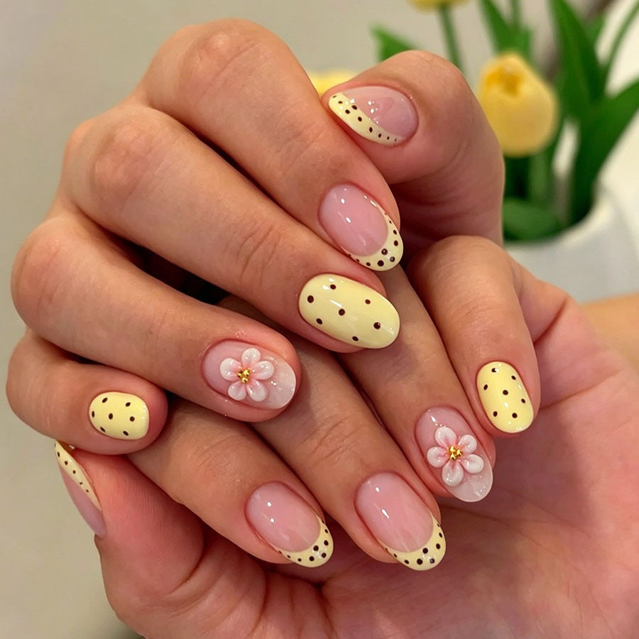 Artificial nail set with a cheerful floral design and elegant accents Stornfield