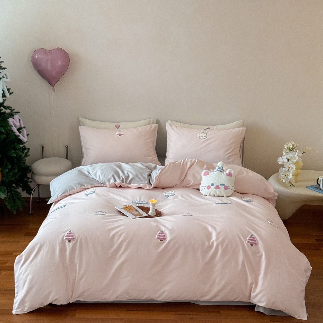 Reversible cotton satin bed linen set with embroidered fluffy dog appliqués and extra soft finish