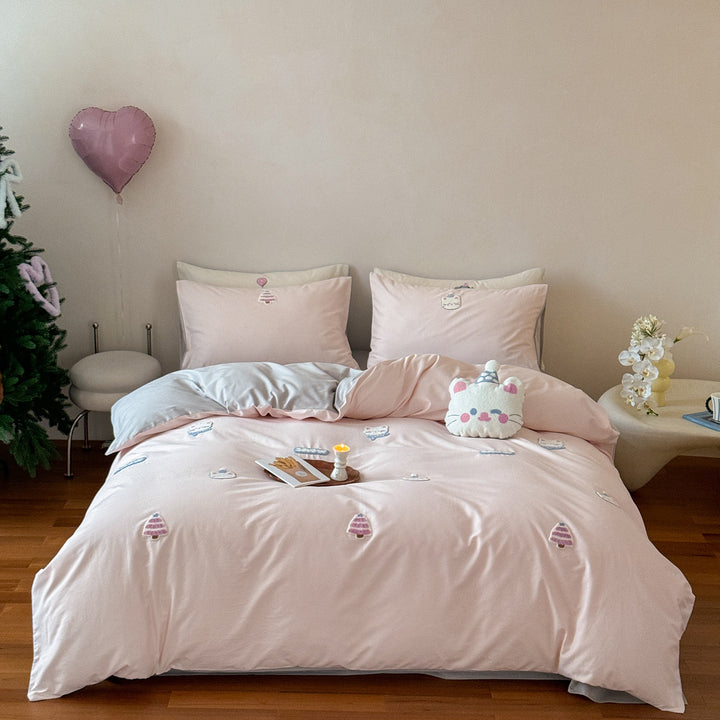 Reversible cotton satin bed linen set with embroidered fluffy dog appliqués and extra soft finish