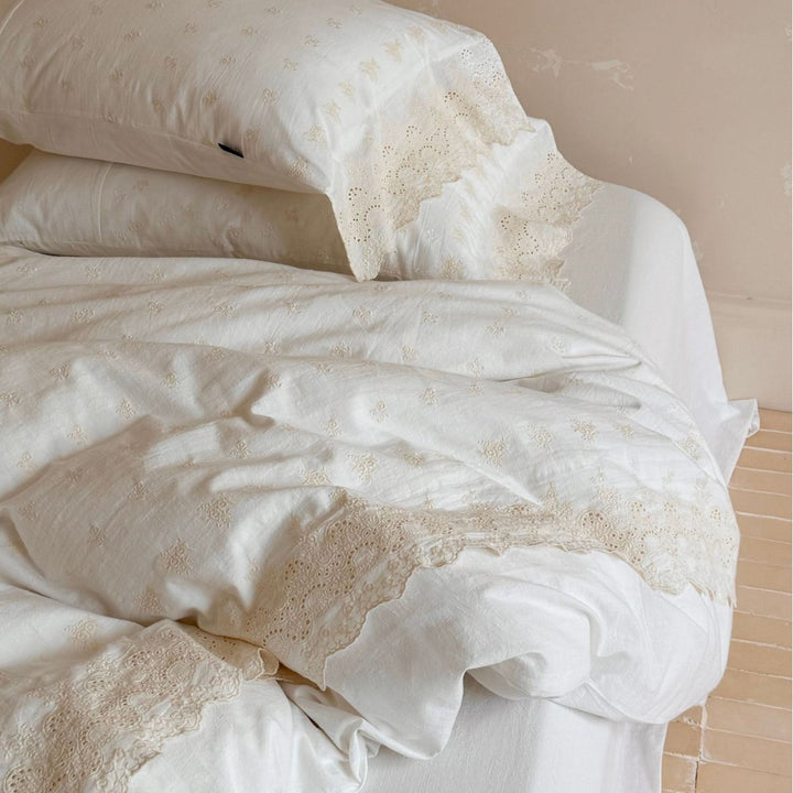Exclusive cotton-linen bedding set with broderie anglaise and ruffled edge