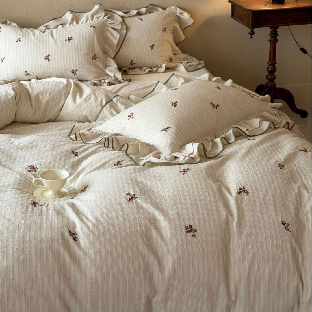 Bedding set with ruffles and embroidered flowers
