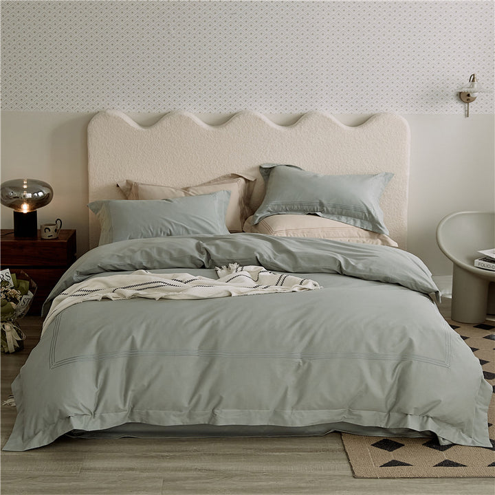 Elegant bed linen set made of cotton satin with fine piping and reversible function