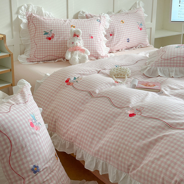 Playful cotton bedding set with ruffles and appliqués