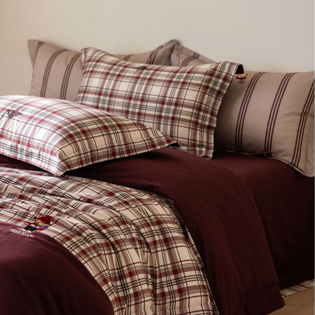 Checkered bedding set with reversible design and pillowcases
